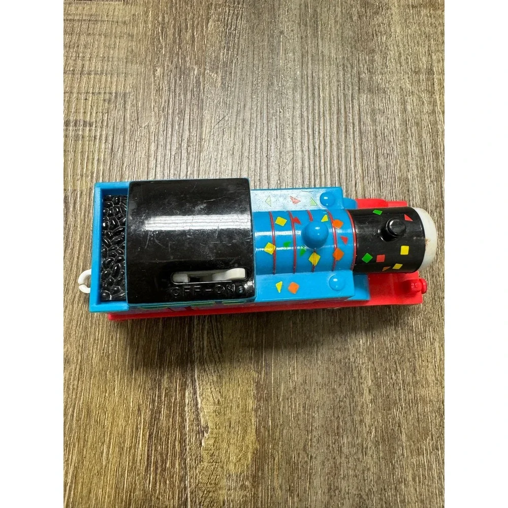 Thomas & Friends TrackMaster Motorized Thomas Confetti Celebration Train BDP11